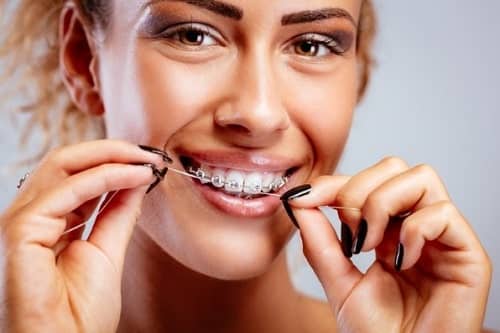 Cómo se debe cepillar y usar hilo dental con arcos dentales
