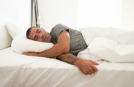 beneficios de dormir de lado